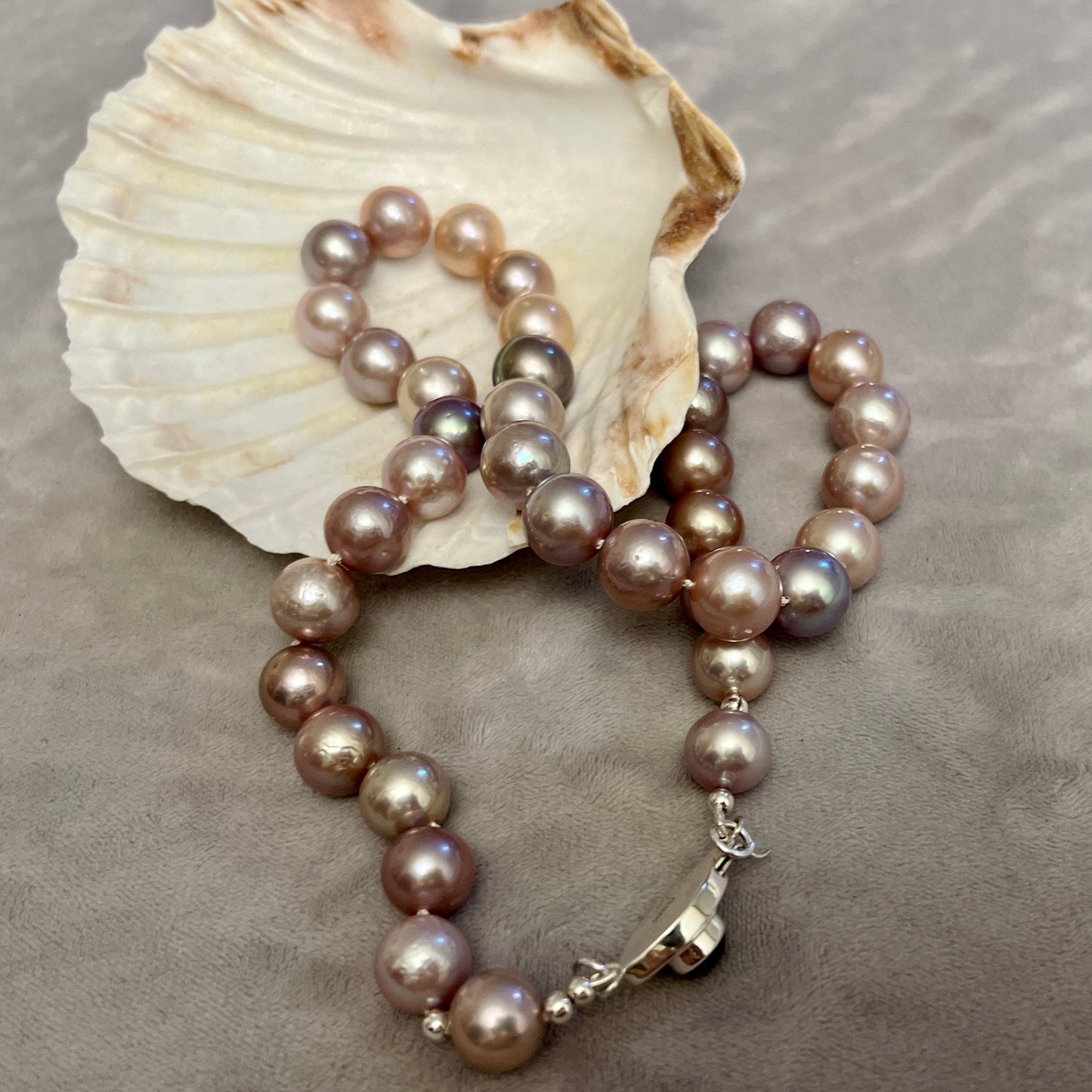 Large, naturally coloured nucleated pearls